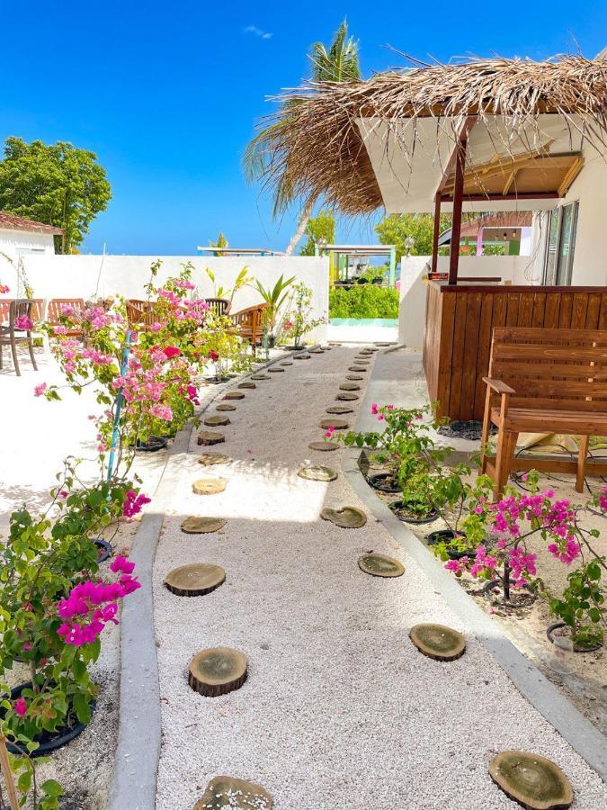 Fatims Beach House Maafushi Bagian luar foto